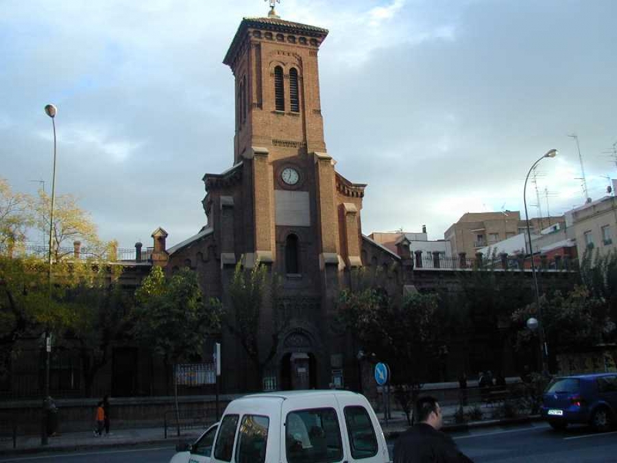 La parroquia San Miguel Arcángel celebra un vía crucis por las calles del barrio el día de Viernes Santo