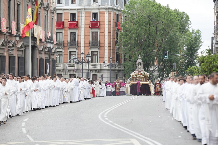 Los madrileños salen a la calle para acompañar al Señor