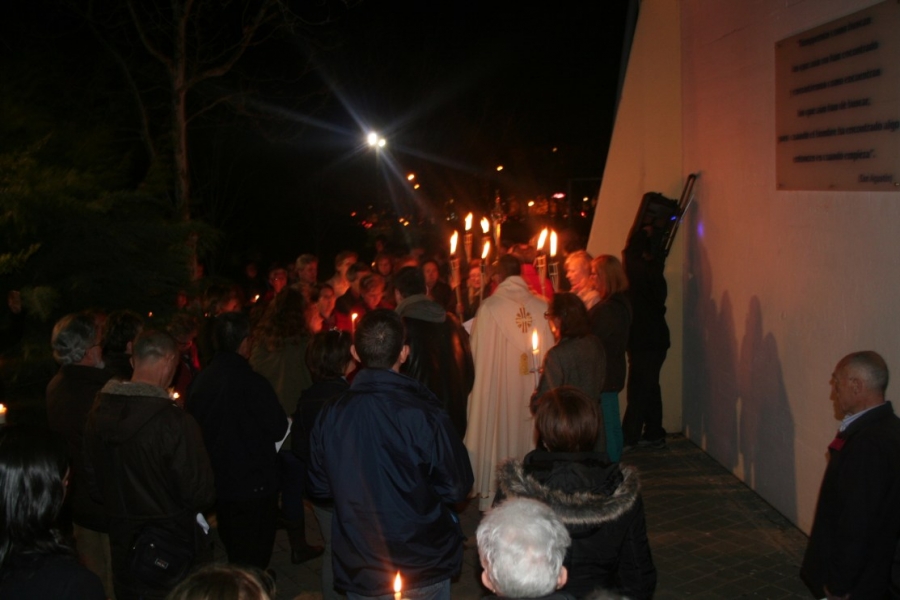 La parroquia Nuestra Señora de los Apóstoles organiza un vía crucis de antorchas