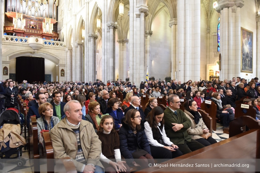 El arzobispo de Madrid imparte una catequesis para familias en la catedral de la Almudena