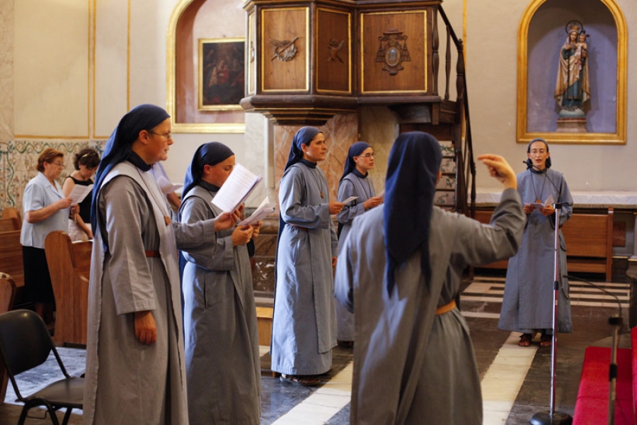 Adoración al Santísimo con las Hermanitas del Cordero