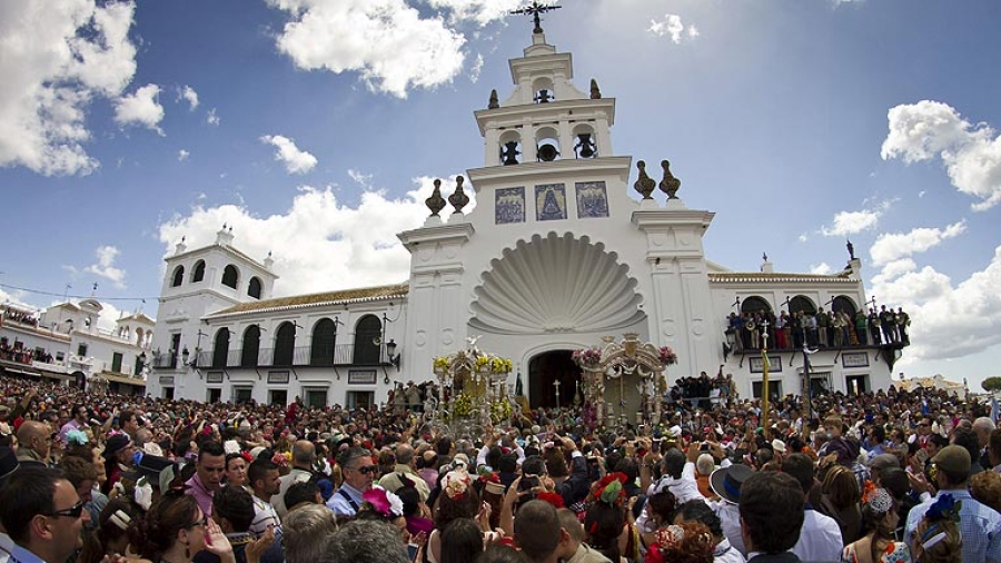 La hermandad del Rocío de Madrid participa en Almonte en la romería en honor a su patrona