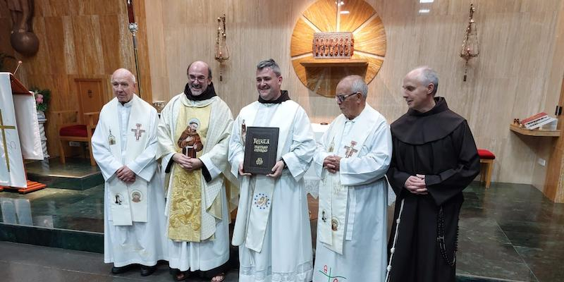 Cristo de la Paz de Carabanchel celebra la aprobación de la Regla de san Francisco con una Misa solemne