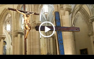 La cruz de Lampedusa preside la vigilia de jóvenes del primer viernes de mayo en la catedral