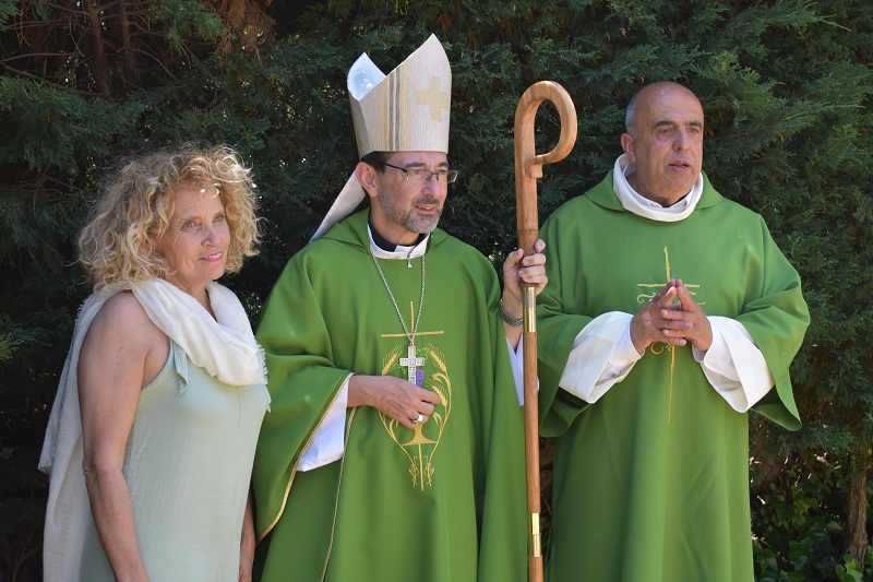 El diácono Dámaso y su esposa junto al arzobispo El diácono Dámaso y su esposa junto al arzobispo