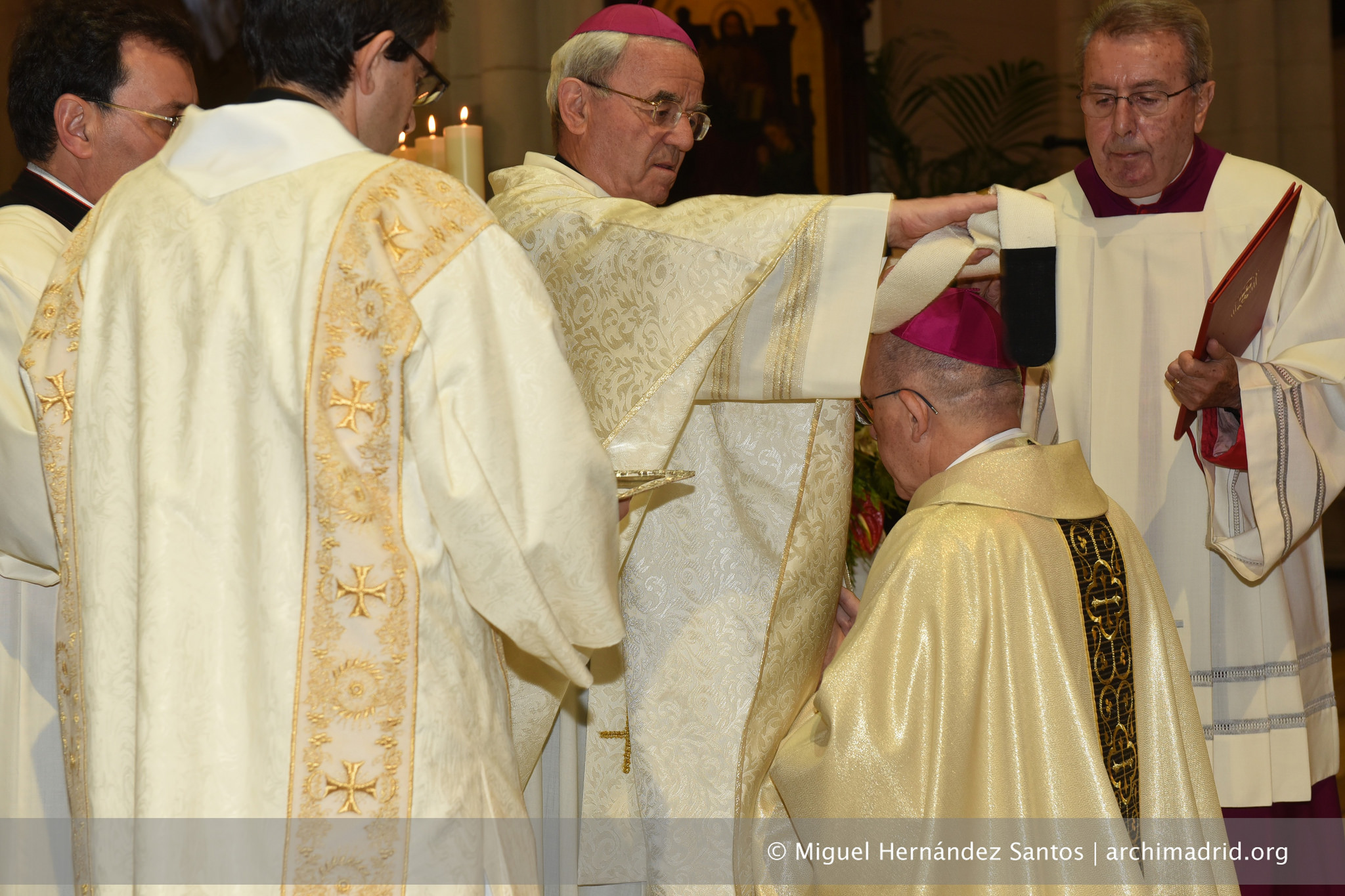 2015-11-01 - El nuncio de Su Santidad en España, monseñor Fratini, impone el palio a monseñor Osoro
