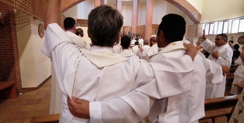 Imagen Abrazo Sacerdotes