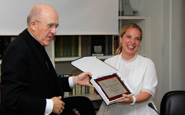 AngelesCondeRecibePremioJuanPabloIIComunicacion