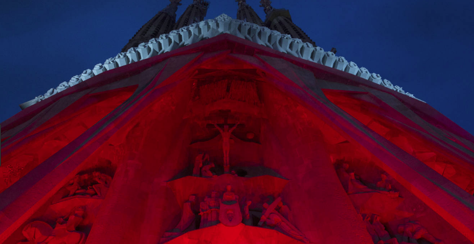 Sagrada familia iluminada en rojo