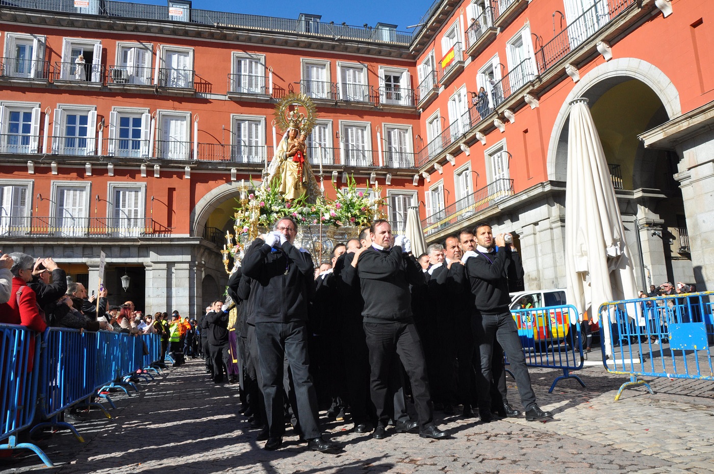 almudena 2018 procesion andas hermandad jesus pobre