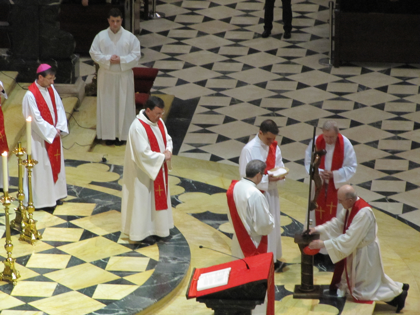 viernes santo osoro arrodillado cruz