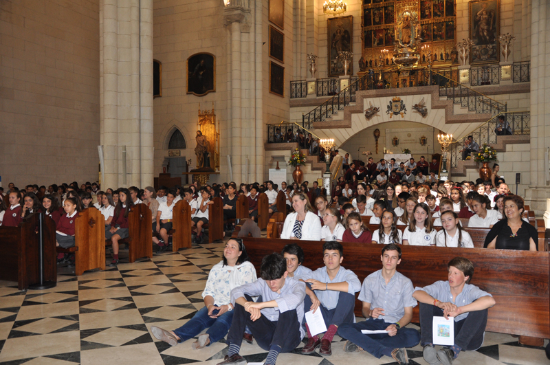 EncuentroColesDiocesanos NinosAltarAlmudena