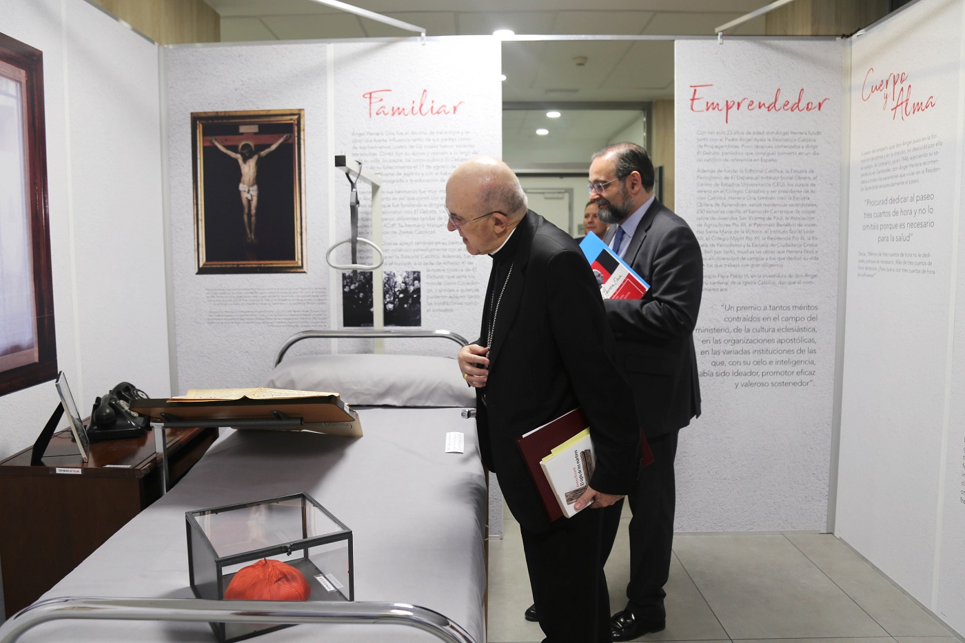 visita exposicion angel herrera ceu