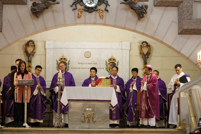 Cominudad Catolica China CatedralAlmudena Misa Altar