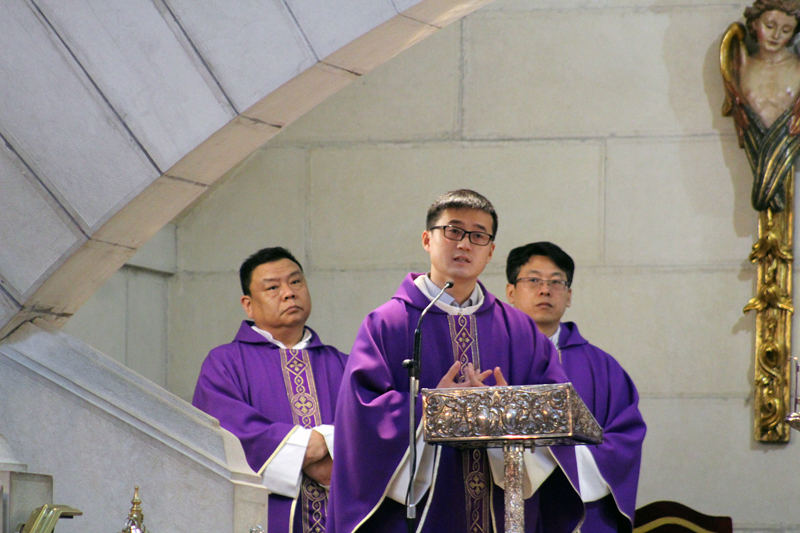 Cominudad Catolica China CatedralAlmudena PadreEsteban