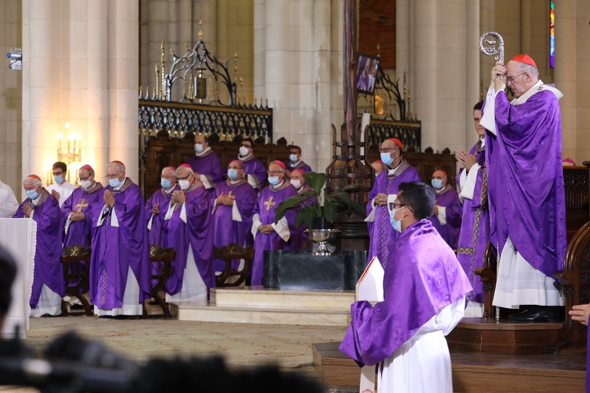 funeral almudena obispos altar
