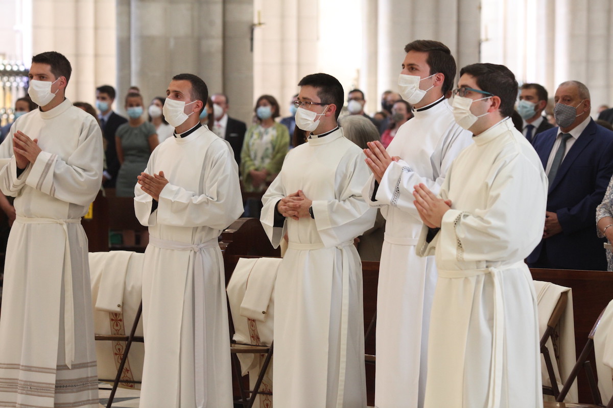 Ordenaciones diaconales jun 21 1200x800 4