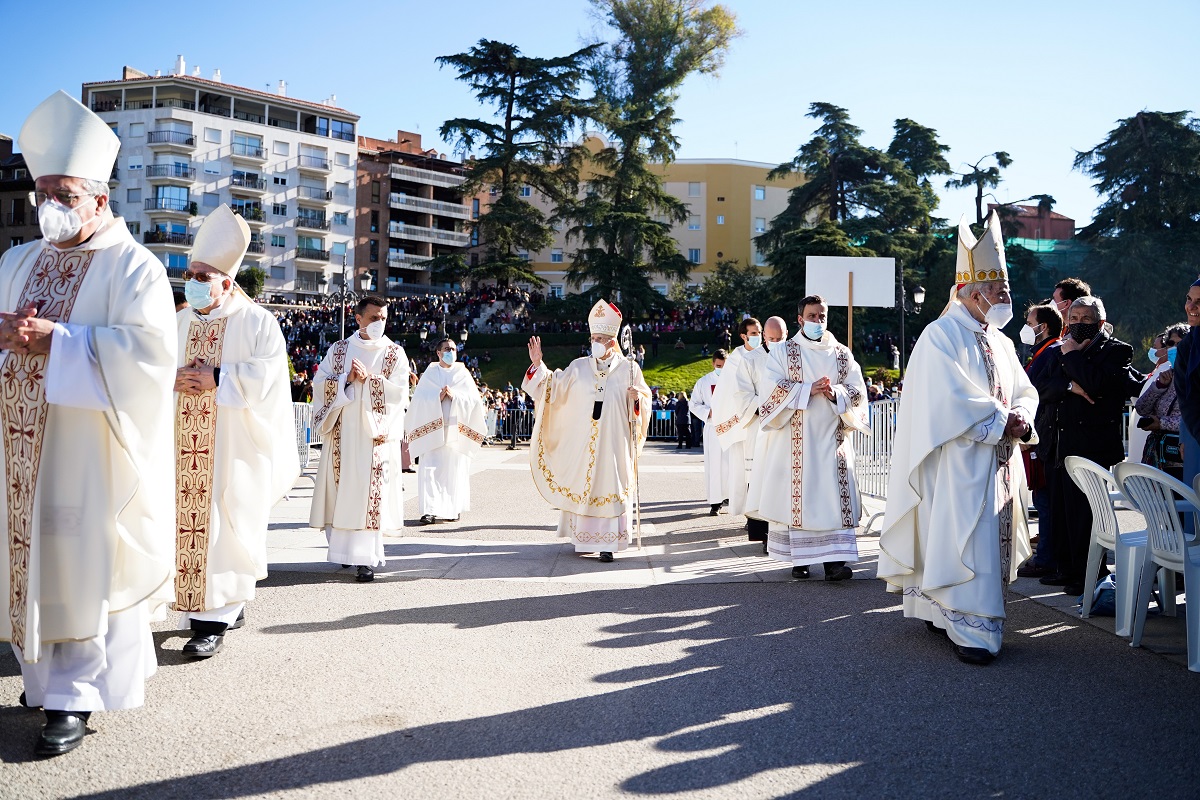 almudena 2021 procesion sacerdotes