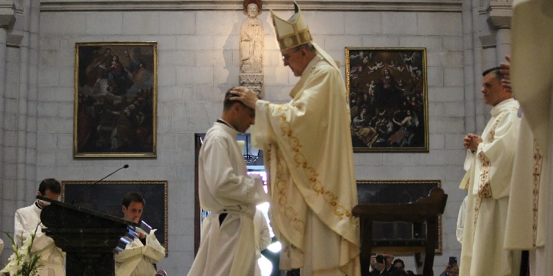 JMJ sacerdotes fer2 8x4