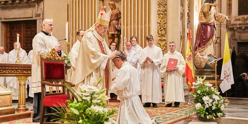 Diaconos permanentes manos