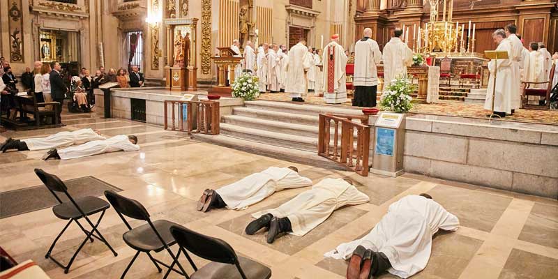 Diuaconos permanentes postrados