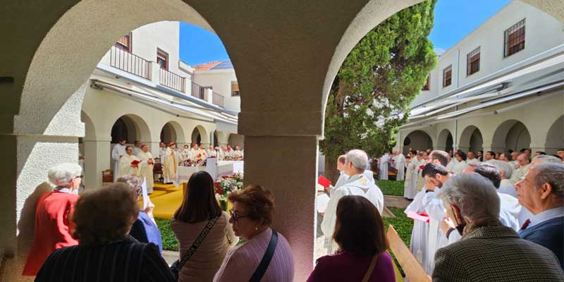 Cristo sacerdote claustro 8x4