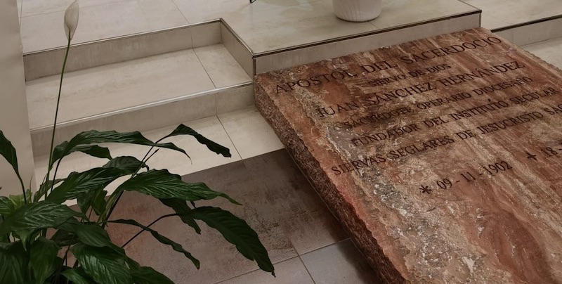 Detalle Lapida Fundador Siervas24