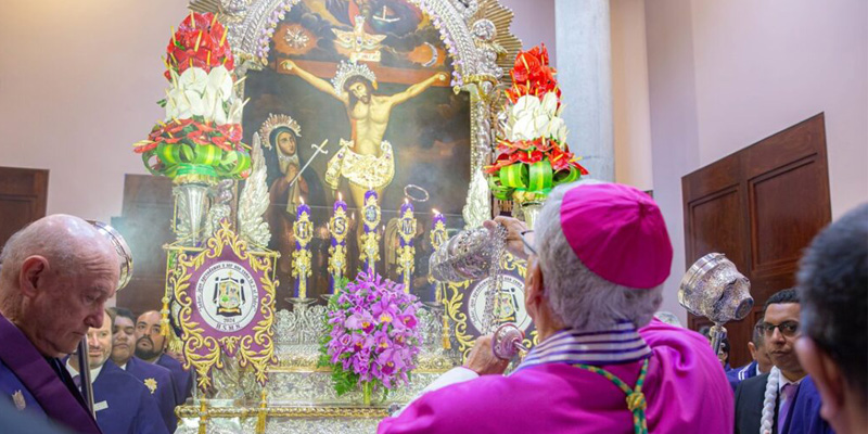 Senor de los milagros procesion incienso