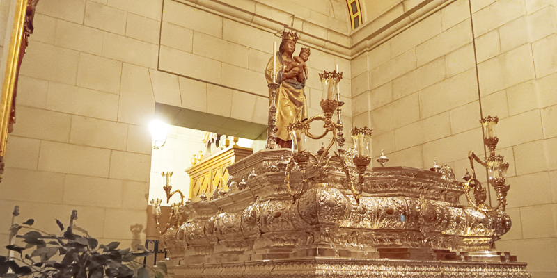 Almudena manto paso2