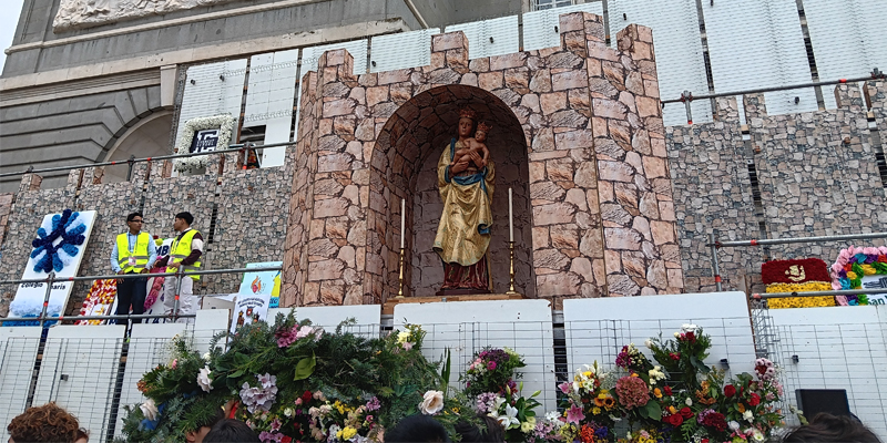 Almudena ofrenda jueves flores