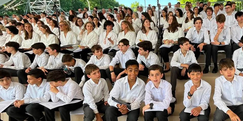 Coro escolania sentados