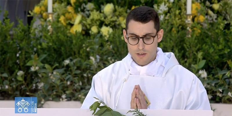 Evangelio alvaro leyendo
