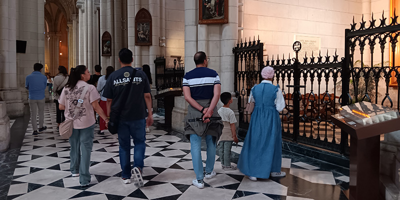 Visita papa catedral turistas