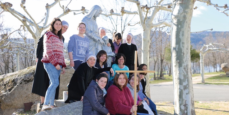 JovenesHermanasCruz23