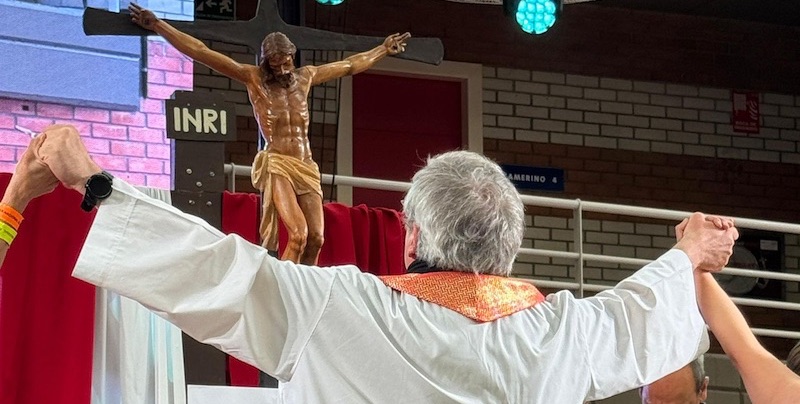 Manos Alzadas Sacerdote Asamblea RCCE Jul24