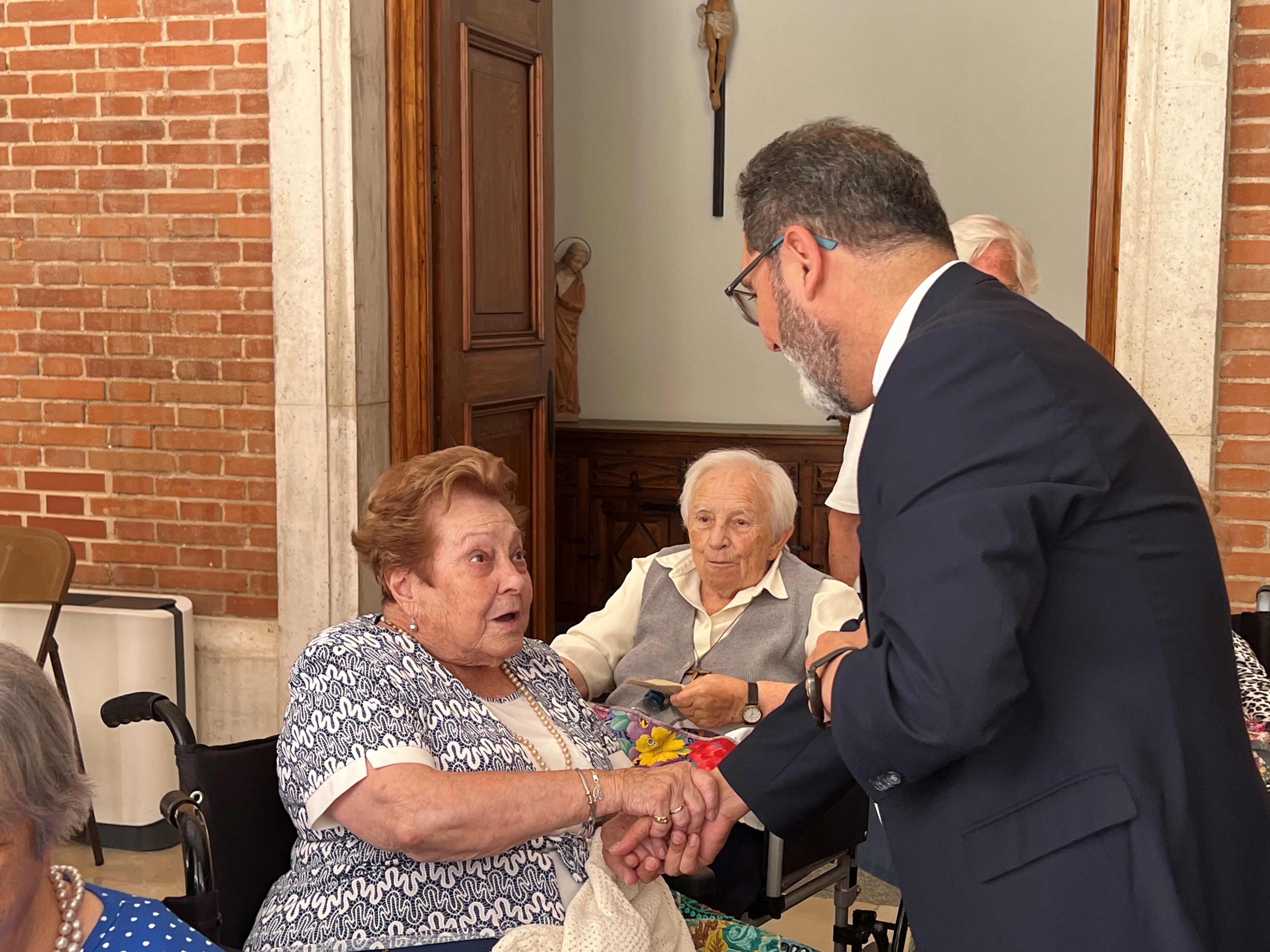 Monseñor Vicente con residente