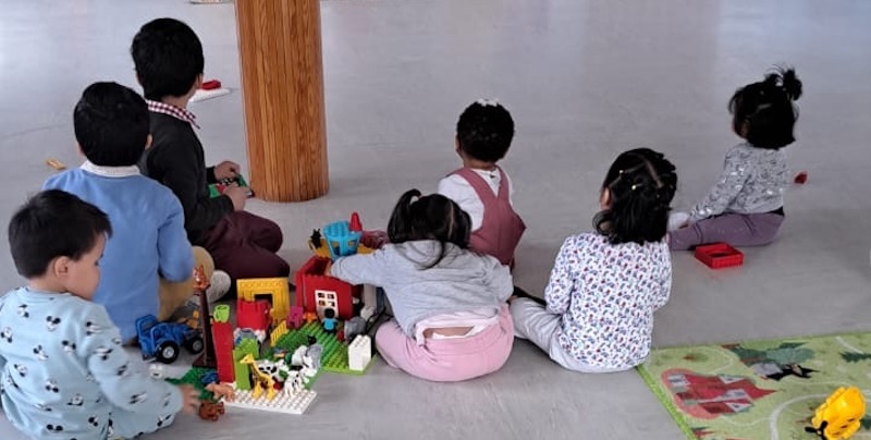 NuevaNinosJugandoEspaldas24