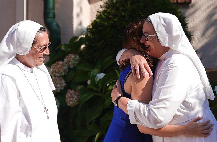 Sor Luisa Y Diaz Ayuso Abrazo