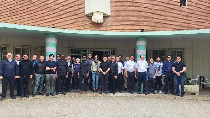 Miguel García-Baró y Lidia Troya con un grupo de sacerdotes
