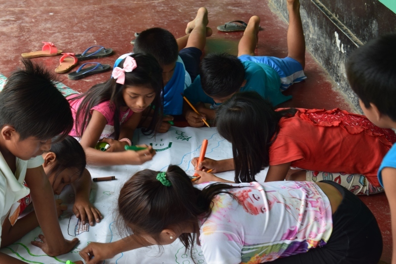 ninos awajun jugando