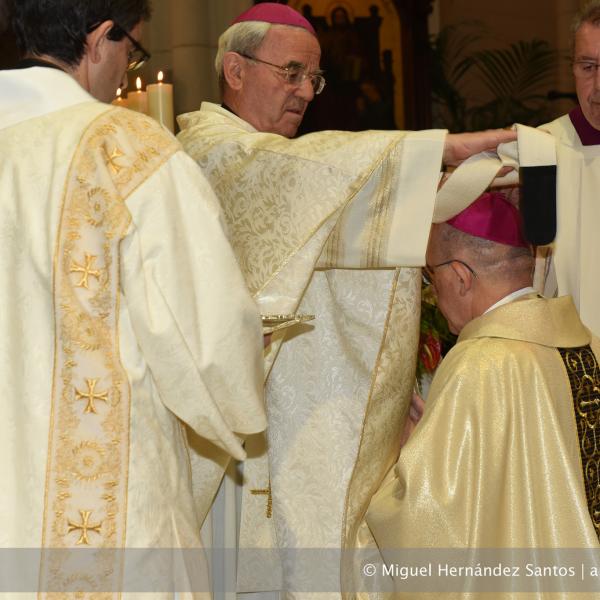 2015-11-01 - El nuncio de Su Santidad en España, monseñor Fratini, impone el palio a monseñor Osoro