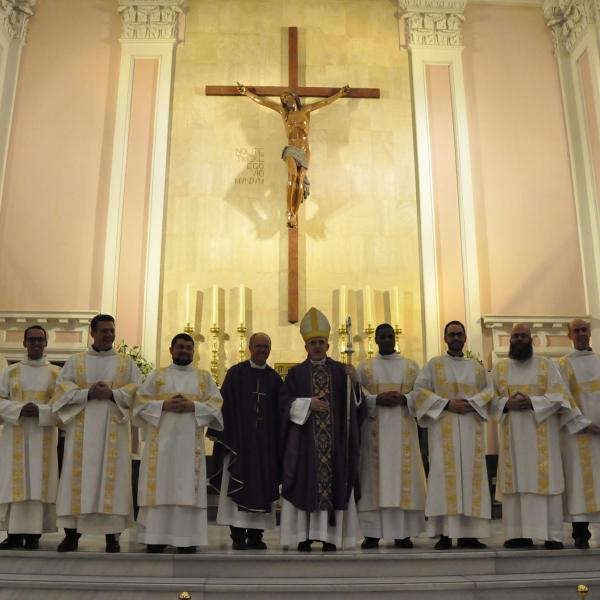 2017-03-04 - El cardenal Carlos Osoro preside la ordenación de siete diáconos jesuitas en la parroquia San Francisco de Borja.