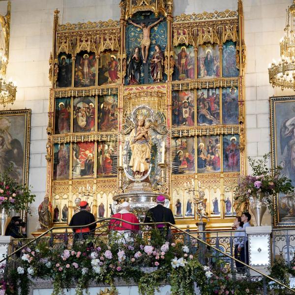 2026-06-08 - Oración y Homenaje a la Virgen de la Almudena en la Catedral de Santa María la Real de la Almudena con el Papa León XIV