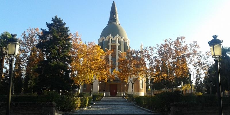 La capilla del cementerio de la Almudena acoge celebraciones especiales en la solemnidad de Todos los Santos
