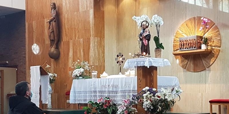 Cristo de la Paz de Carabanchel celebr&oacute; la fiesta de san Antonio de Padua con Misa y reparto de panecillos