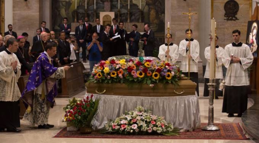 La Iglesia se despide de Navarro-Valls: &laquo;un hombre de fe consecuente con lo que cre&iacute;a&raquo;