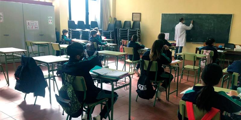 El colegio El Ave Mar&iacute;a, &laquo;la envidia del barrio&raquo; por poder desdoblar clases en su parroquia