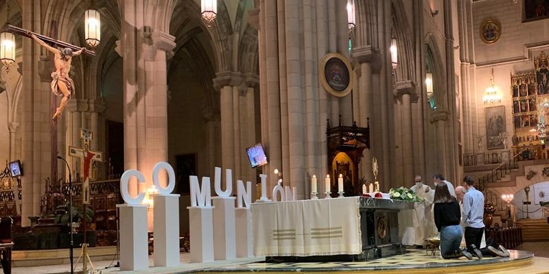 La necesidad de la comuni&oacute;n eclesial marca la vigilia Adoremos de los j&oacute;venes