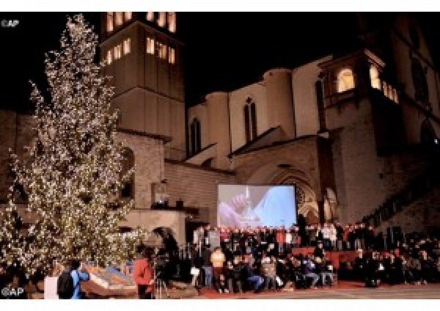Francisco enciende el &aacute;rbol de Navidad de As&iacute;s