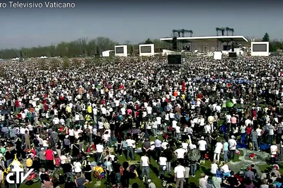 Misa en Monza: Francisco invita a 'perder el tiempo' con la familia, la solidaridad y la memoria